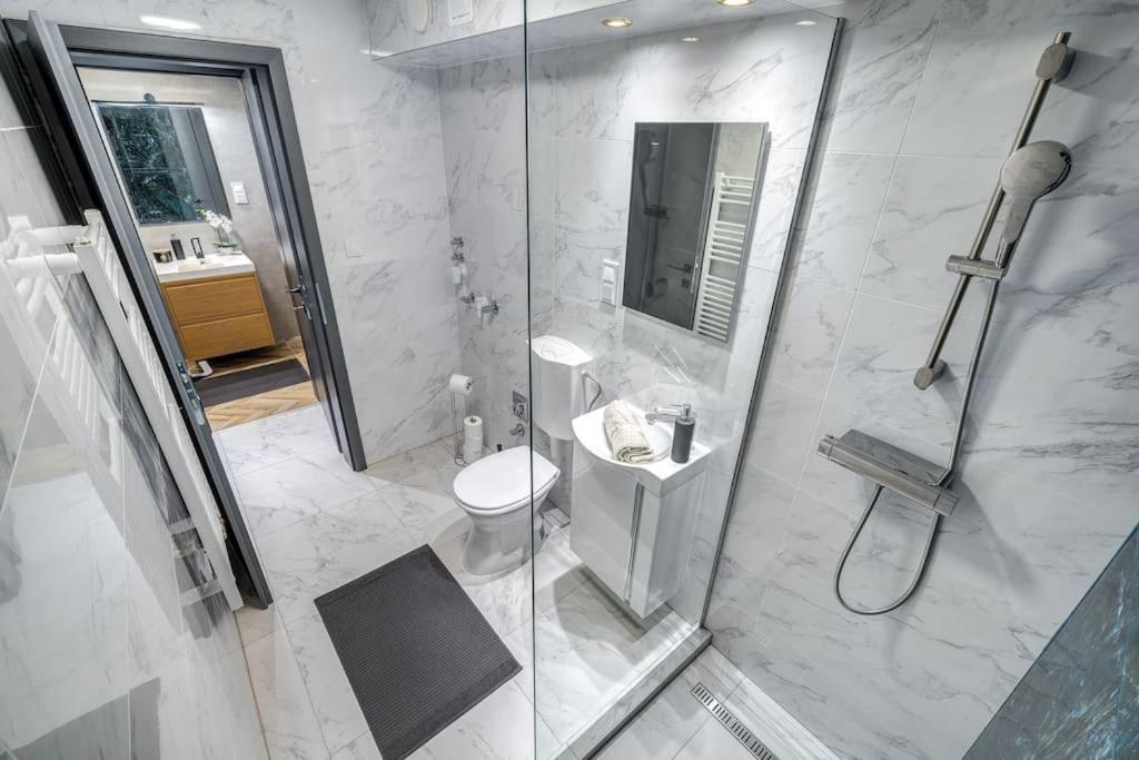 Loft 8 - Grand Stylish With Parking Apartmán