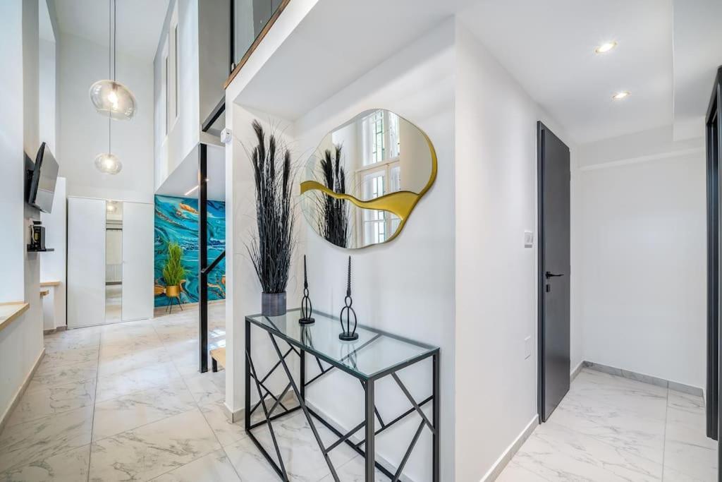 Loft 8 - Grand Stylish With Parking